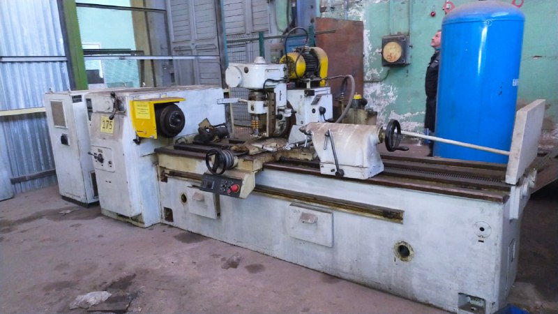Резьбошлицефрезерный станок ZFWVG 250/2000
Резьбофрезерный станок ZFWVG 250 предназначен для обработки многопазовых профилей и для фрезерования по методу обкатки может быть использован как в серийном, так и в штучном производстве.
Солидное исполнение станка, большие диапазоны скоростей вращения и подачи позволяют виброустойчивую обработку деталей из стали, чугуна или легкого металла инструментами из быстрорежущей стали или твердого металла с наибольшей производительностью резания. На станке можно фрезеровать по ходу подачи и против хода подачи.
Нижеприведенные многосторонние возможности фрезерования вместе с хорошим обслуживанием гарантируют экономическую эксплуатацию станка в современном производстве.

Отверстие шпинделя изделия 102 мм
Наибольший диаметр детали над суппортом 250мм
Наибольшая длина обработки 2000мм